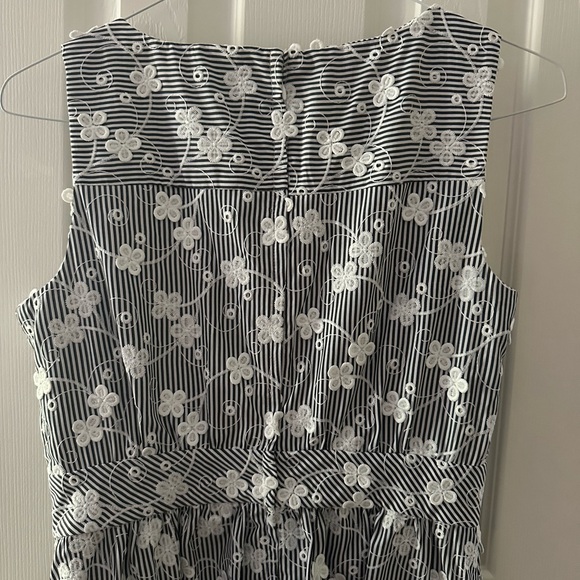 CALVIN KLEIN FLORAL EMBROIDERED GREY AND WHITE DRESS - Picture 2 of 6